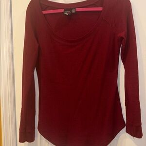 EYE CANDY BRAND BURGUNDY RIBBED L/S TEE SHIRT SCOOP NECK 
LACE DESIGN ON CUFF